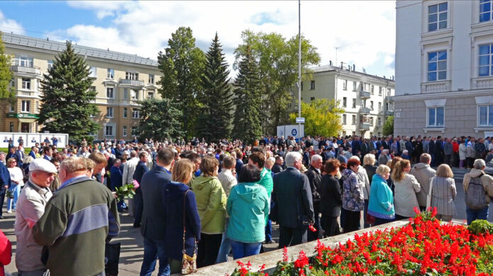 In this grab taken from a footage provided by the Russian State Atomic Energy Corporation ROSATOM press service, people gather for the funerals of five Russian nuclear engineers killed by a rocket explosion in Sarov, the closed city, located 370 kilometers (230 miles) east of Moscow, Monday, Aug. 12, 2019. Thousands of people have attended the burial of five Russian nuclear engineers killed by an explosion during tests of a new rocket. The engineers, who died on Thursday, were laid to rest Monday in the city of Sarov that hosts Russia’s main nuclear weapons research center. Photo: Russian State Atomic Energy Corporation ROSATOM via AP