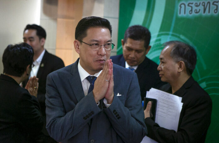 Thai Minister of Digital Economy and Society, Phutthipong Punnakan, center, greets during a news conference to announce the launching of government run anti-fake news center in Bangkok, Thailand Wednesday, Aug. 21. 2019. Photo: Pitcha Dangprasith / AP