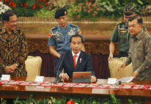Indonesia to Move Capital From Jakarta to East Kalimantan Indonesia President Joko Widodo, center, takes his seat as his deputy Jusuf Kalla, right, and Agrarian and Spatial Planning Minister Sofyan Djalil, left, looks on before a press conference, at the palace in Jakarta, Indonesia, Monday, Aug. 26, 2019. Photo: Achmad Ibrahim / AP