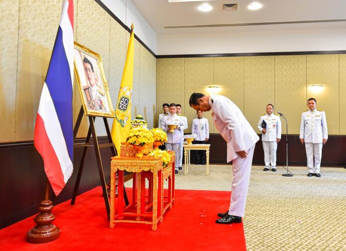 PM Prayuth Chan-ocha receives a message from His Majesty the King at Government House on Aug. 27, 2019.