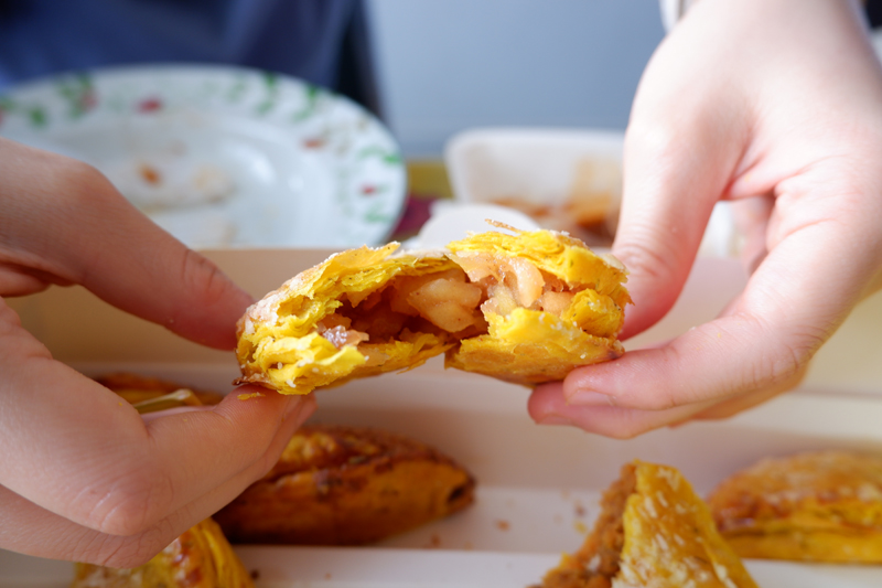 A mini apple pie (3 for 100 baht).