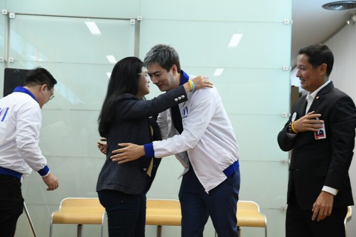 Rattaphoom “Film” Toekongsa embraces Pheu Thai chief advisor Sudarat Keyuraphan in Bangkok on Aug. 19, 2019.