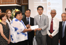 Families of ‘Praewa’ Victims Donate 1 Million Baht to Thammasat Legal Aid Thawin Chaotiang hands a donation to staff Aug. 17., 2019 at the Law Center at Thammasat University.