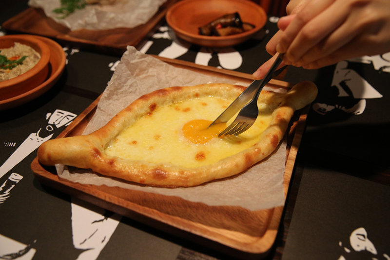 Acharuli khachapuri (250 baht).