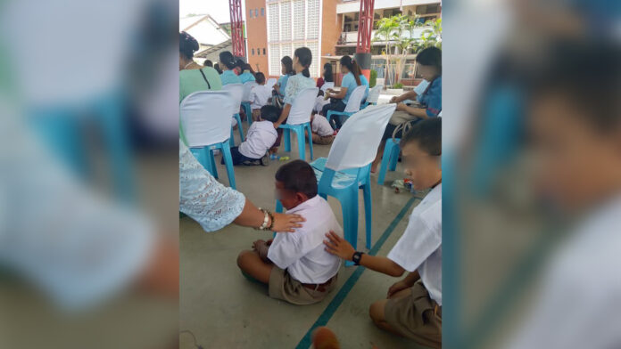 The now-deleted photo originally posted by Facebook user Nana Copy on Friday showing a boy being consoled by his friend and teacher during Mother’s Day event at an unidentified school. Photo: Nana Copy / Facebook