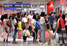 Khaosod English Tours Bangkok’s Fanciest MRT Stations (Video) Commuters queuing up for tickets at Wat Mangkon on August 4.