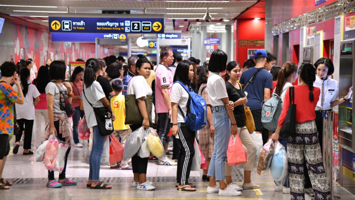 Commuters queuing up for tickets at Wat Mangkon on August 4.