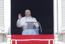 Preparations in Place for Pope’s Visit to Thailand: Vatican Source Pope Francis waves to faithful during the Angelus noon prayer in St. Peter's Square at the Vatican, Sunday, Aug. 11, 2019. Photo: Gregorio Borgia / AP