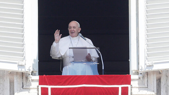 Pope Francis waves to faithful during the Angelus noon prayer in St. Peter's Square at the Vatican, Sunday, Aug. 11, 2019. Photo: Gregorio Borgia / AP