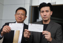 9 Years Later, ‘Praewa’ Delivers Compensation to Car Crash Victims Decha Kittivittayanan, left, and Kanchai “Noom” Kamnerdploy, right, holding the cheques for compensation in front of the Civil Court on August 6.