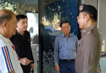 ‘I Am Pooyai!’ Pro-Govt MP Blasts Cop for Not Providing Escort Screenshot from a video showing Sira Jenjaka, second from the left, arguing with Police Lt. Col. Prateung Ponmana, right, at a condominium sales office in Phuket on Aug. 18.