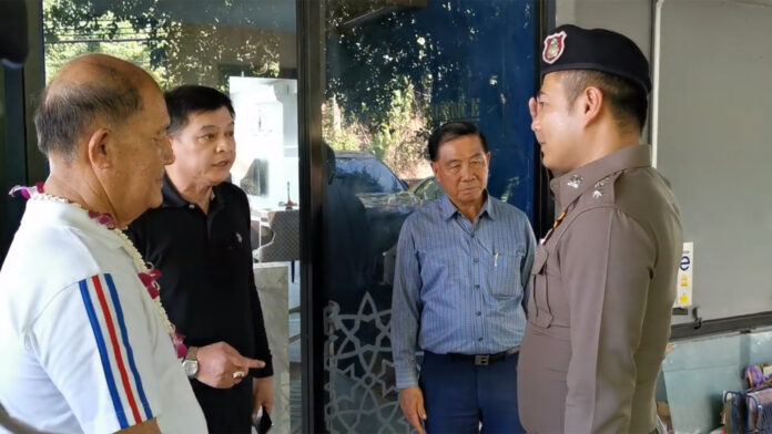 Screenshot from a video showing Sira Jenjaka, second from the left, arguing with Police Lt. Col. Prateung Ponmana, right, at a condominium sales office in Phuket on Aug. 18. Screenshot from a video showing Sira Jenjaka, second from the left, arguing with Police Lt. Col. Prateung Ponmana, right, at a condominium sales office in Phuket on Aug. 18.