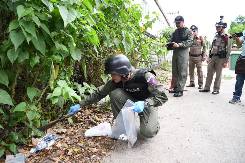 Officials inspect the bomb at Soi Rama IX 57/1.