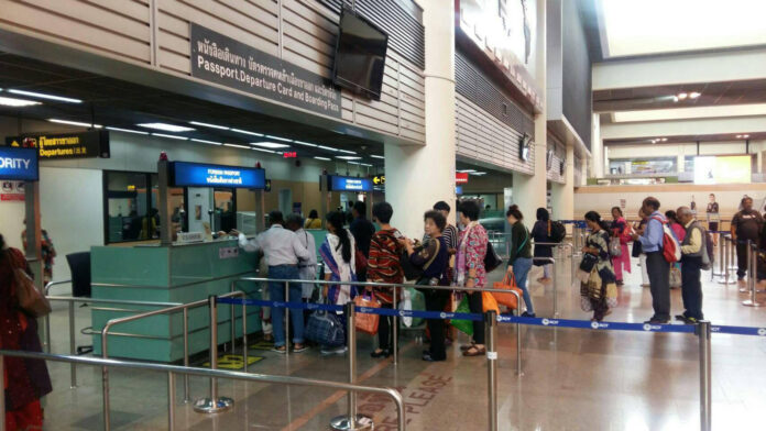 File photo of passengers queuing up at Don Muang Airport immigration. Photo: Matichon