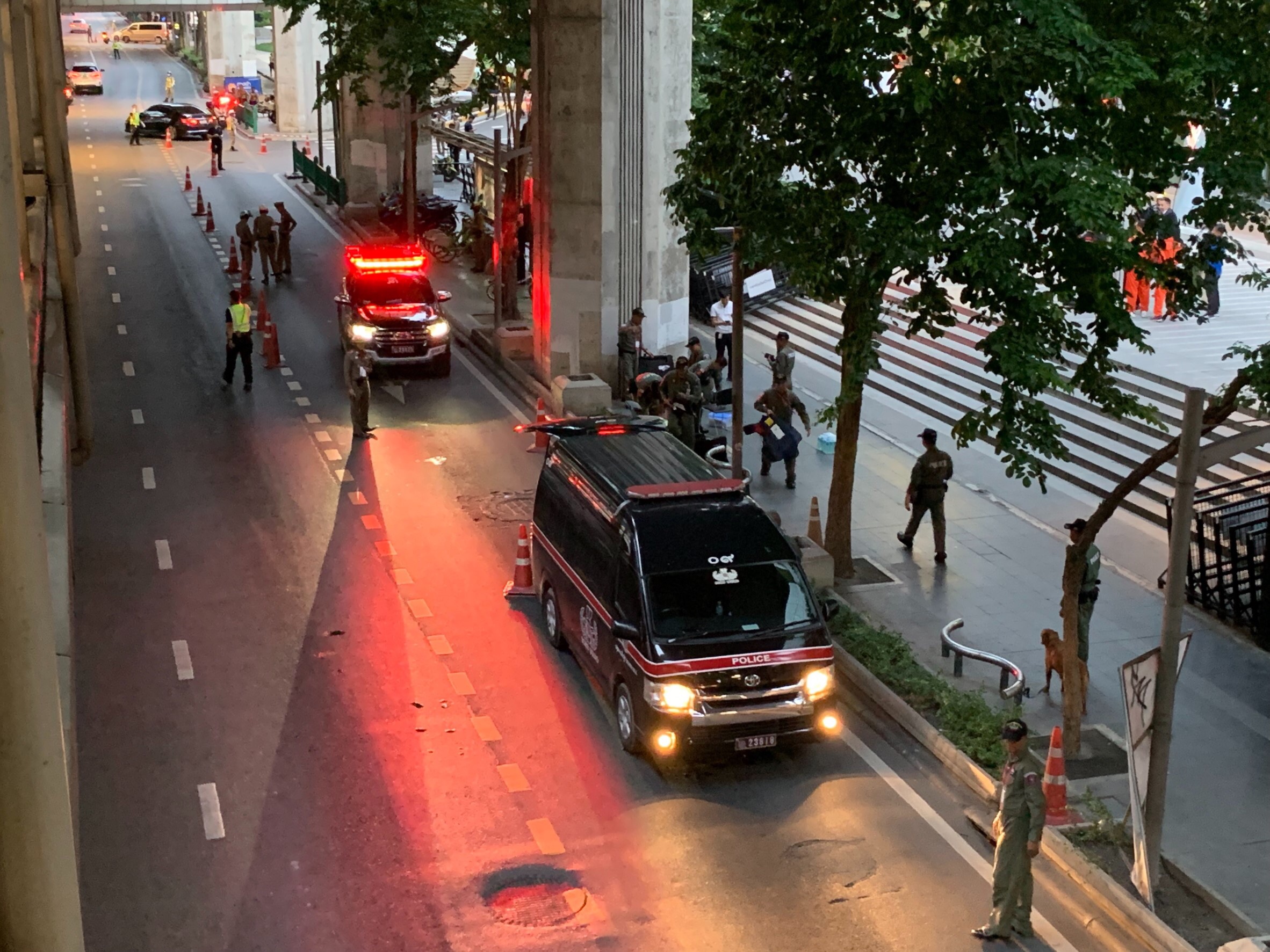 Explosive ordnance disposal (EOD) officials at Ratchaprasong Intersection on the night of August 2, 2019.