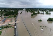 Flash Flooding Risk in 47 Provinces, Meteorological Dept. Warns A section of Mittraphap Road in Khon Kaen was 1.5 meters under water on Aug. 31.