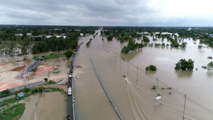 A section of Mittraphap Road in Khon Kaen was 1.5 meters under water on Aug. 31.