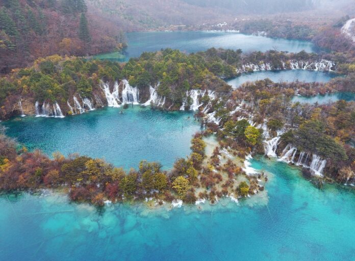 Photo taken on Nov. 6, 2018 shows the scenery in the Jiuzhaigou National Park in southwest China's Sichuan Province. The park, a UNESCO World Heritage Site, was rocked by a 7.0-magnitude quake in August 2017. (Xinhua/Liu Kun)