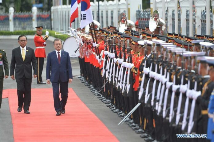 South Korean President Moon Jae-in, second from left, reviews the guard of honor during a welcoming ceremony held by Thai Prime Minister Prayuth Chan-ocha in Bangkok Sept. 2, 2019. Photo: Rachen Sageamsak / Xinhua