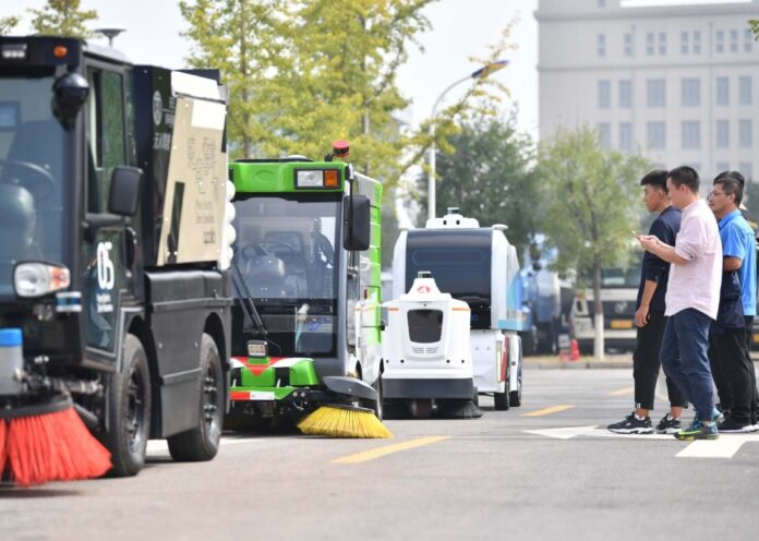 Seven autonomous urban maintenance vehicles, developed by Chinese internet search giant Baidu Inc, sweep roads in Shunyi district, Beijing, in September 2019. Image: Yuan Yi / China Daily