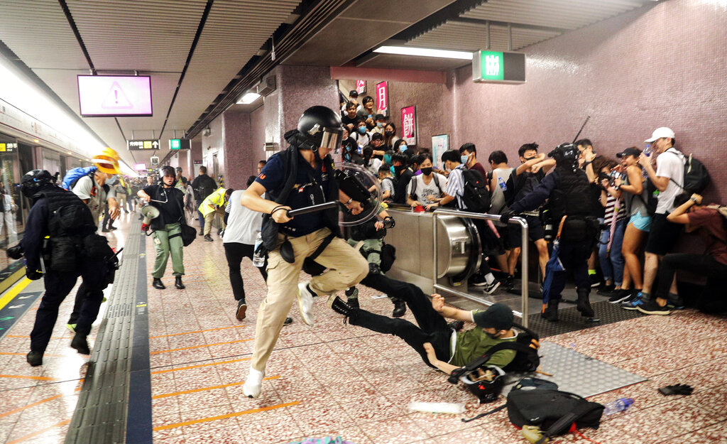 Police attempt to arrest protesters at Prince Edward MTR Station, Hong Kong, Saturday, Aug. 31, 2019. Hundreds of people are rallying in an athletic park in central Hong Kong as a 13th-straight weekend of pro-democracy protests gets underway. Photo: Ring Yu / HK01 via AP