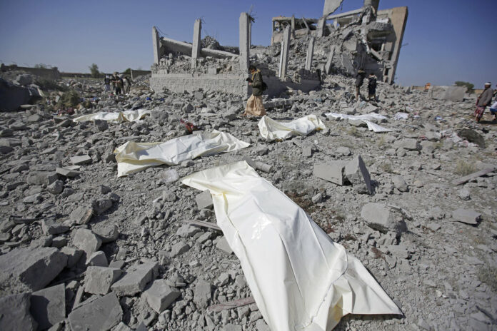 Bodies lie on the ground after being recovered from under the rubble of a Houthi detention center destroyed by Saudi-led airstrikes, that killed at least 60 people and wounding several dozen according to officials and the rebels' health ministry, in Dhamar province, southwestern Yemen, Sunday, Sept. 1, 2019. The officials said the airstrikes took place Sunday and targeted a college in the city of Dhamar, which the Houthi rebels use as a detention center. The Saudi-led coalition said it had hit a Houthi military facility used as storages for drones and missiles in Dhamar. Photo: Hani Mohammed / AP