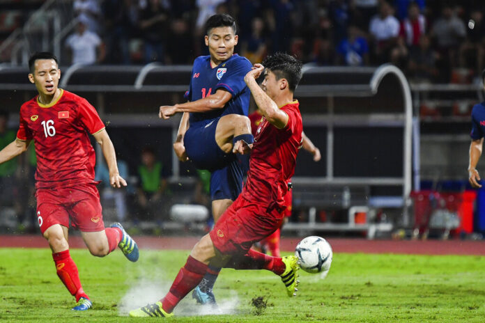 Vietnam's Do Hung Dung, left, Thailand's Phitiwat Sukjitthammakul, center, and Vietnam's Do Duy Manh, right, fights for the ball during their World Cup Group G qualifying soccer match at Thammasat University stadium in Pathum Thani province, Thailand, Thursday, Sept. 5, 2019. Photo: Jirawat Srikong / AP