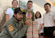 Bin Banluerit Won’t Pool Flood Relief Funds With Gov’t Bin Banluerit, left, receives a cash donation on Sept. 18, 2019 in Ubon Ratchathani.