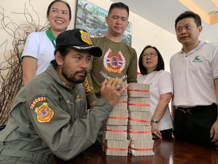 Bin Banluerit, left, receives a cash donation on Sept. 18, 2019 in Ubon Ratchathani. Bin Banluerit, left, receives a cash donation on Sept. 18, 2019 in Ubon Ratchathani.