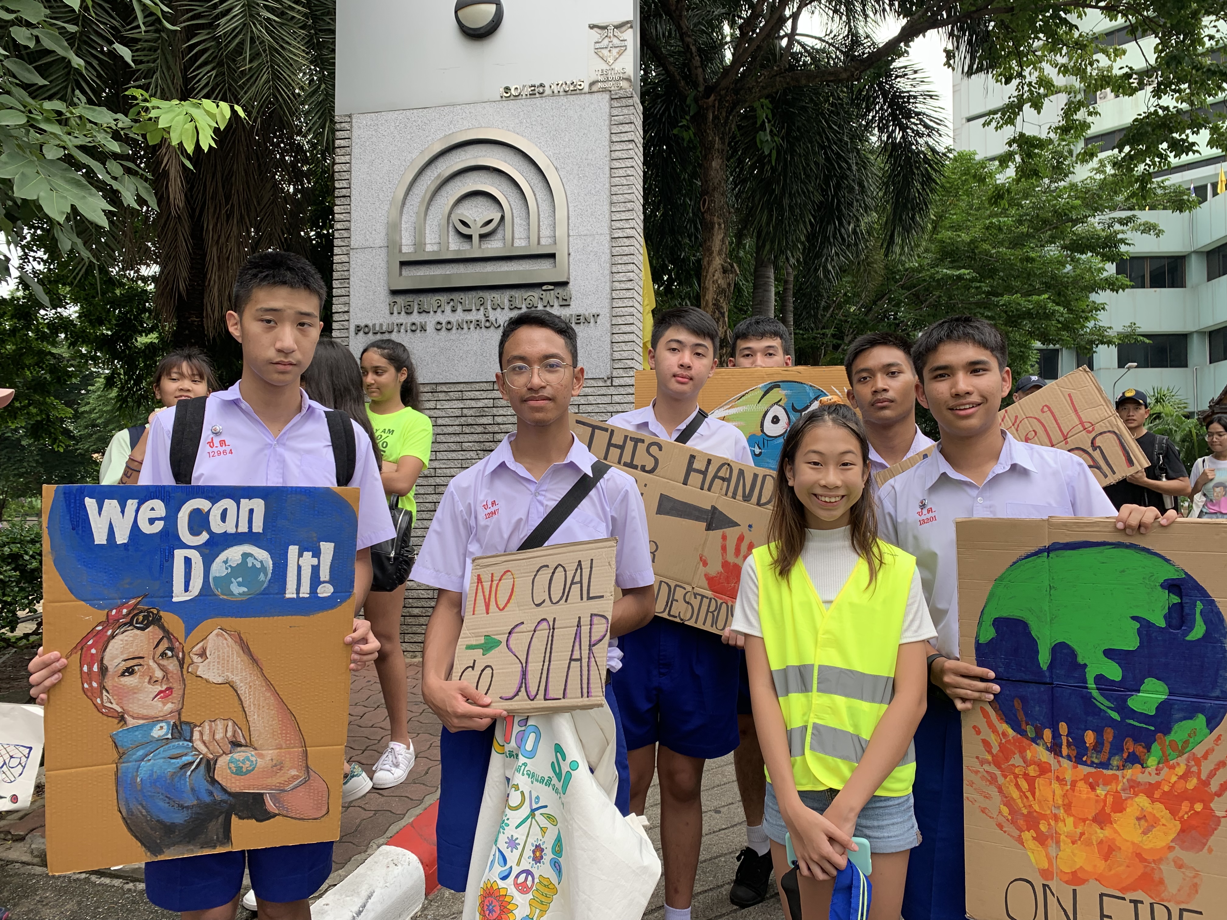 Ralyn “Lilly” Satidtanasarn standing with Thai high school students.