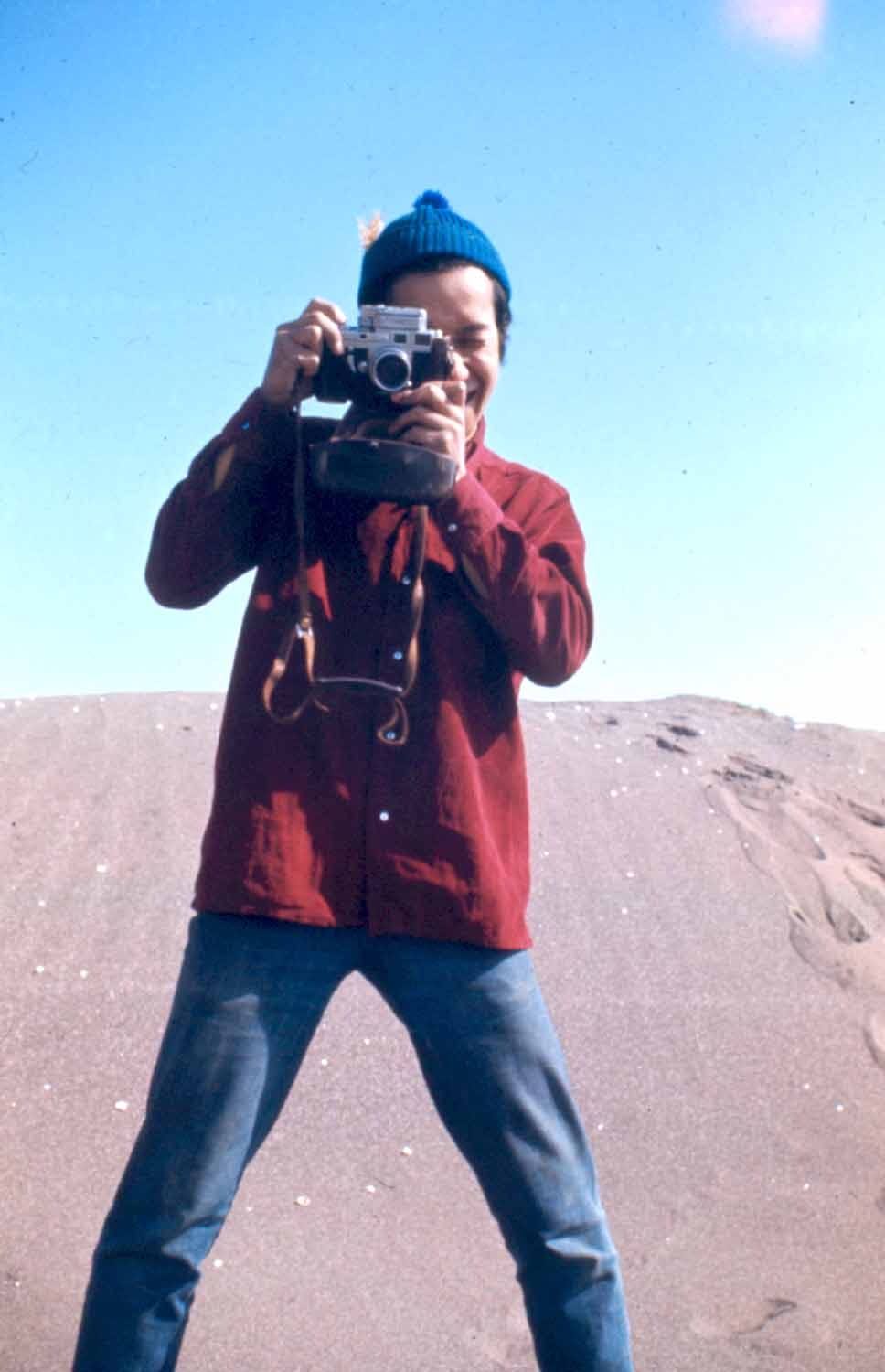 Anussorn Thavisin takes a photo near the Black Sea coast in Turkey in 1970. Photo: David Shaw / Courtesy