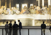 Catch Mona Lisa’s Gaze at Digital da Vinci Exhibition Visitors standing by “The Last Supper” replica in Leonardo Opera Omnia on Sept. 3. Photo: River City Bangkok / Facebook