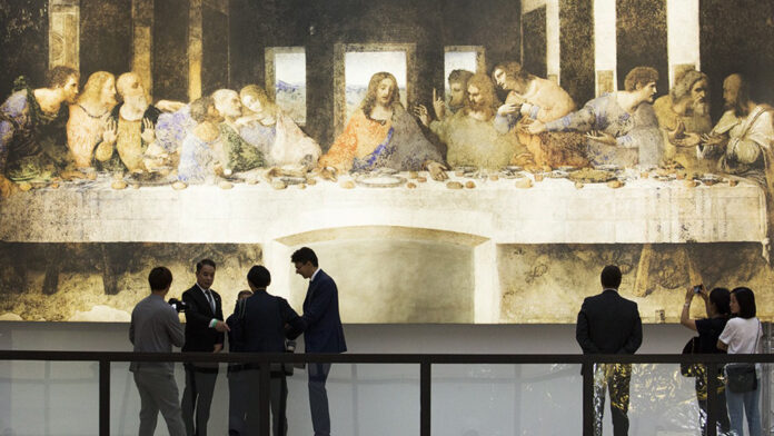 Visitors standing by “The Last Supper” replica in Leonardo Opera Omnia on Sept. 3. Photo: River City Bangkok / Facebook