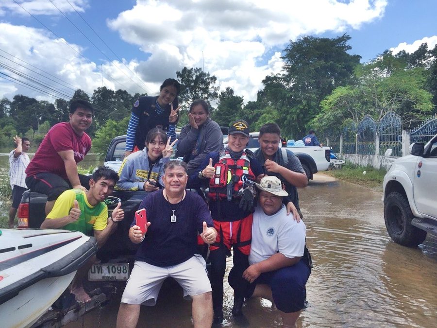 Volunteers from Na Kae, Nakhon Phanom give a thumbs-up Sept. 16, 2019 in Ubon Ratchathani.