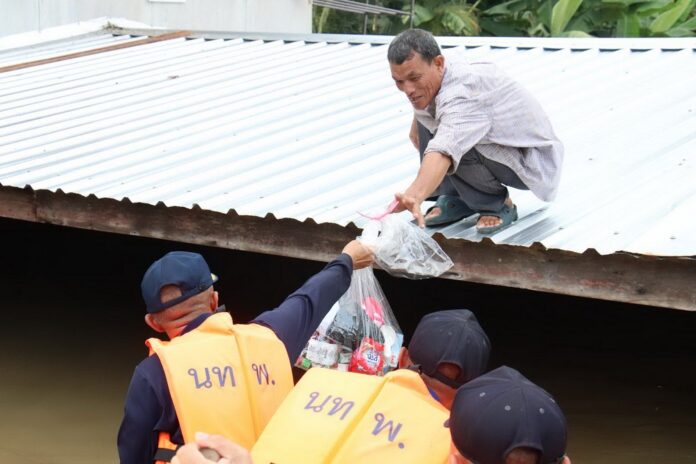 ทหารนำหมอแจกอาหารตรวจรกษาชาวบานหนนำอยชน_2_ทนำทวม1