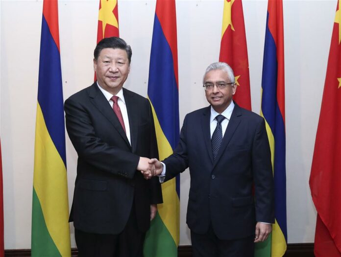 Chinese President Xi Jinping (L) meets with Mauritian Prime Minister Pravind Jugnauth during his friendly visit to the country in Port Louis, Mauritius, July 28, 2018. (Xinhua/Pang Xinglei)