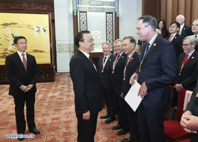 Chinese Premier Li Keqiang meets with a group of foreign experts and their relatives, who had recently received the Friendship Award, given annually by the Chinese government to honor outstanding foreign experts in China, in Beijing, capital of China, Sept. 30, 2018. Chinese Vice Premier Han Zheng also attended the meeting. (Xinhua/Pang Xinglei)