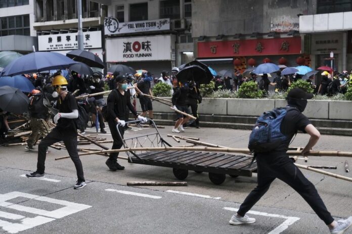 Rioters committing vandalism in Kowloon, Hong Kong, Oct. 6, 2019 (Xinhua)