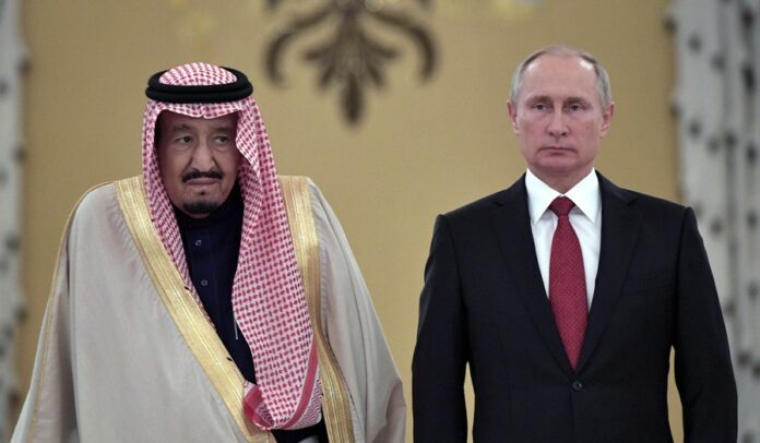 Russian President Vladimir Putin and Saudi Arabia's King Salman attend a welcoming ceremony ahead of their talks in the Kremlin in Moscow, Russia October 5, 2017. Photo: Sputnik / Reuters via Xinhua