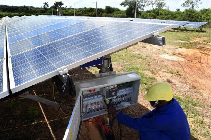 A worker is reviewing the operation of the solar panels of the Pinar 220 A2 photovoltaic solar park, on the outskirts of the city of Pinar del Rio, Cuba, October 15, 2019. (Xinhua/Joaquin Hernandez)