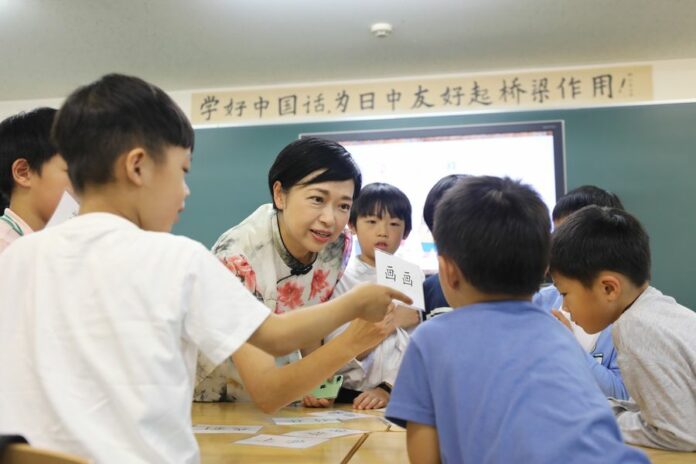 A teacher teach children to read Chinese characters during a Chinese class in Tokyo, Japan on October 19, 2019. (Xinhua/Du Xiaoyi)