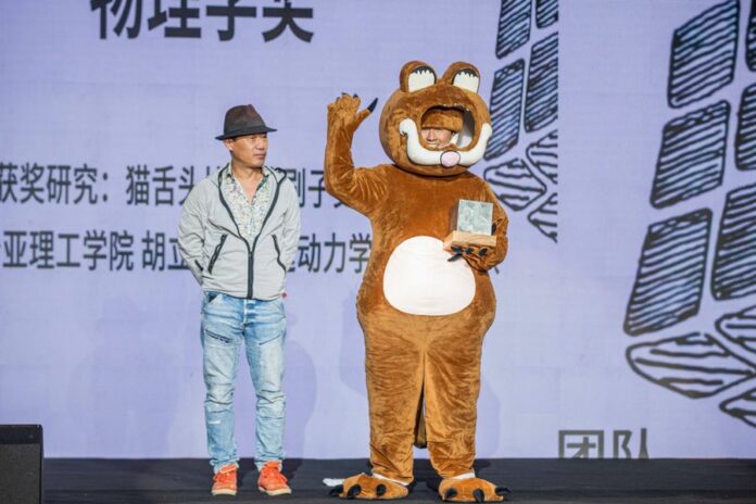 A winner dresses up as Garfield at the ceremony of 2019 Pineapple Science Award in Hangzhou, capital of east China's Zhejiang Province, on Oct. 26, 2019. (Xinhua/Yin Xiaosheng)