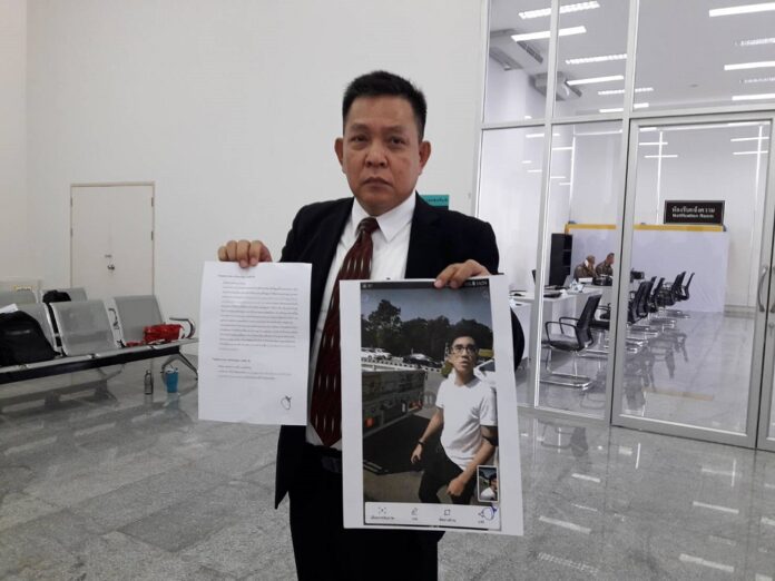 Pro-monarchy activist Rachen Trakulwieng on Oct. 24, 2019, urges police to file lese majeste charge against Rachata Wangkitcharoengsuk.