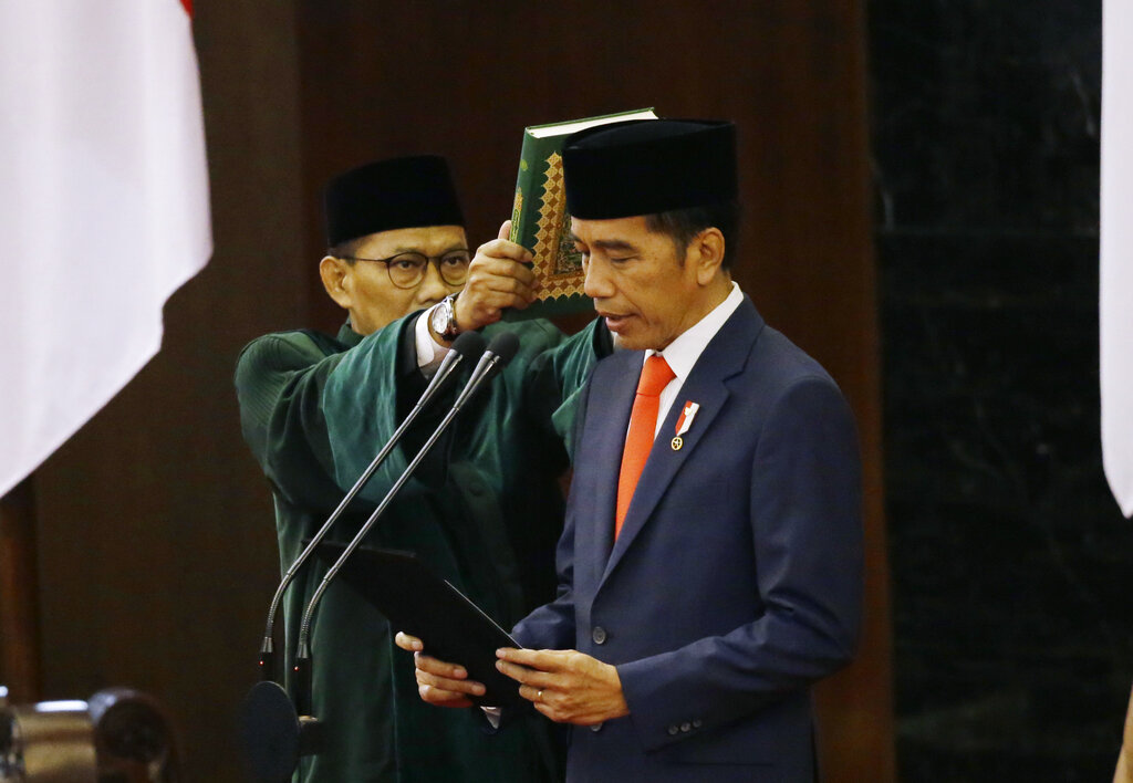 Indonesian President Joko Widodo, right, reads his oath during his inauguration ceremony as the country's seventh president at the parliament building in Jakarta, Indonesia Sunday, Oct. 20, 2019. Widodo, who rose from poverty and pledged to champion democracy, fight entrenched corruption and modernize the world's most populous Muslim-majority nation, was sworn in Sunday for his second and final five-year term with a pledge to take bolder actions. Photo: Achmad Ibrahim Pool / AP