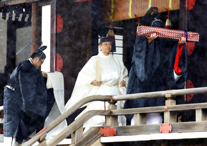 Japan's Emperor Naruhito, in a white robe, leaves after praying at “Kashikodokoro”, one of three shrines at the Imperial Palace, in Tokyo, Tuesday, Oct. 22, 2019. Emperor Naruhito visited three Shinto shrines at the Imperial Palace before proclaiming himself Japan’s 126th emperor in an enthronement ceremony. Photo: Kyodo News via AP