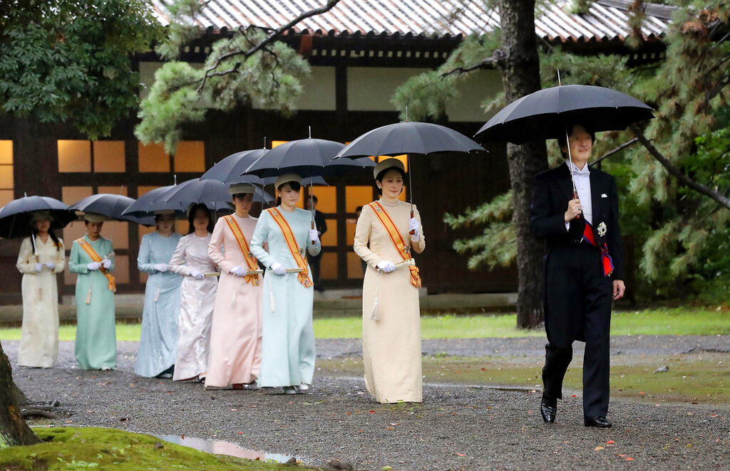 Japan's Crown Prince Akishino, right, and Crown Princess Kiko, second from right, arrive for the ceremony at "Kashikodokoro", one of three shrines at the Imperial Palace, in Tokyo, Tuesday, Oct. 22, 2019. Photo: Kyodo News via AP