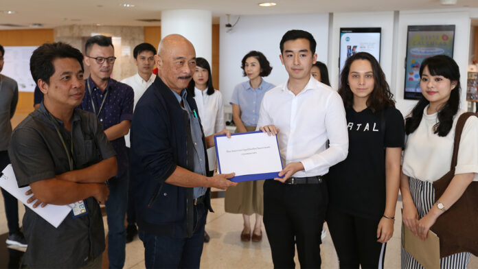 Chatvichai Promadhattavedi, left, secretary of the BACC foundation, receiving petition letter from Chayan Chaiyaporn, right, campaign leader at the Bangkok Art and Cultural Center on Oct. 9, 2019.