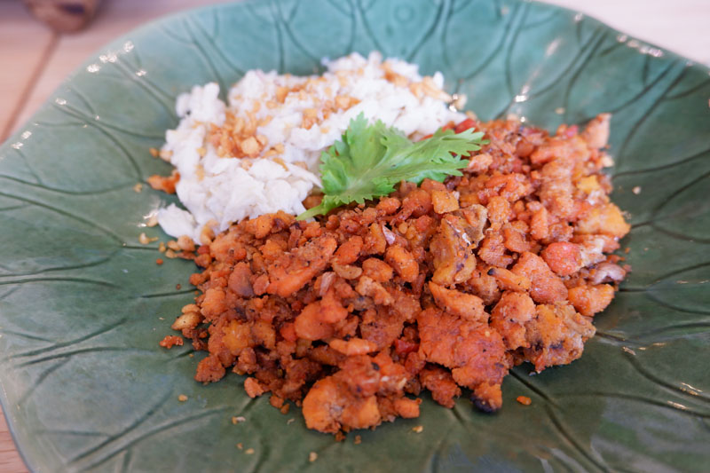 Stir Fried Crab Roe with Himalayan Salt and Chili Mix (590 baht).