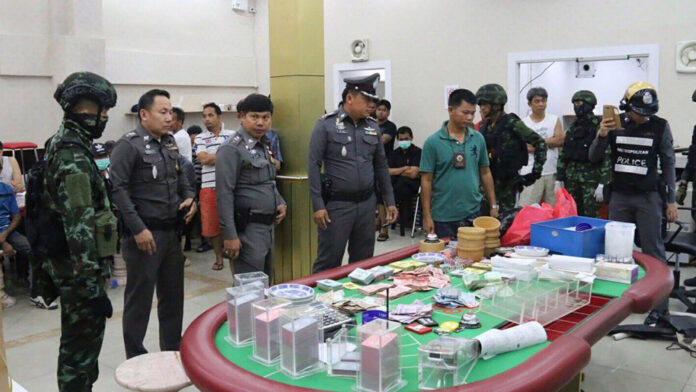 Casino Khan Na Yao: Police and soldiers bust an illegal gambling den in Bangkok's Khan Na Yao district on May 25, 2017.