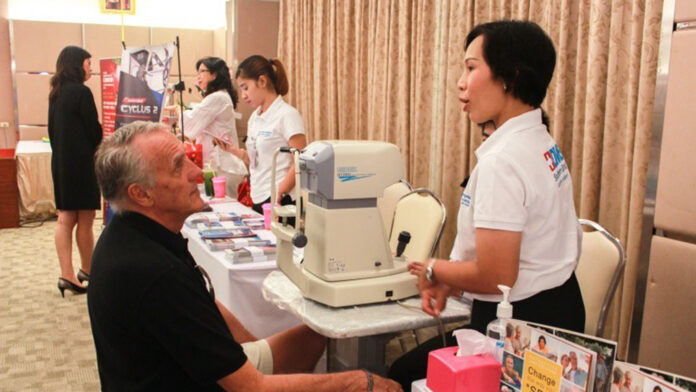 A foreigner gets a health check at an expo in Phuket province on Nov. 16, 2016. Photo: Bangkok Hospital Phuket A foreigner gets a health check at an expo in Phuket province on Nov. 16, 2016. Photo: Bangkok Hospital Phuket